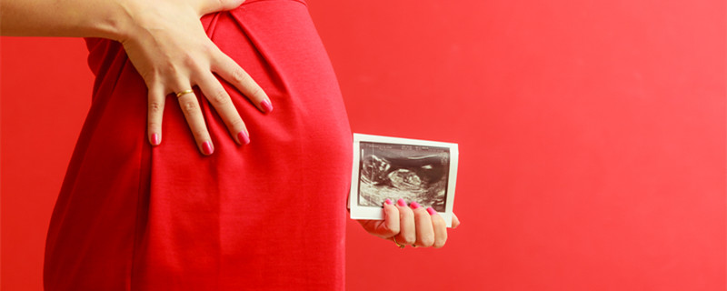 摄图网_304157436_怀孕母亲和幸福穿着优雅红裙子的孕妇近身肚子室内超声波扫描（企业商用）_副本.jpg