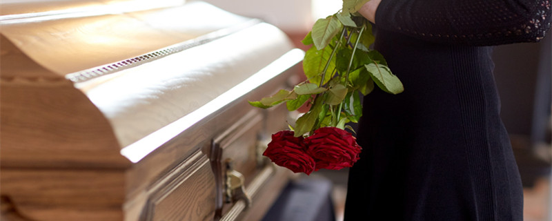 摄图网_300423219_banner_带着红玫瑰教堂的葬礼哀悼（企业商用） (1)_副本.jpg