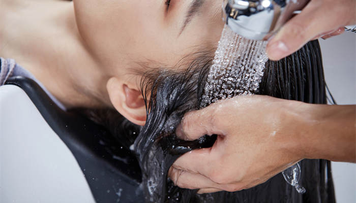女 洗头 发_700.jpg