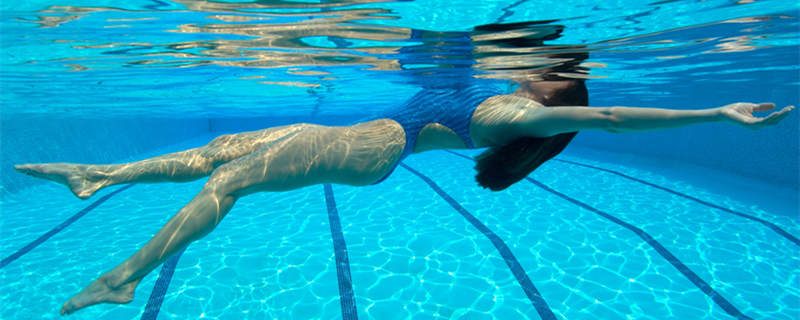 摄图网_501453865_在游泳池游泳的女人（企_副本.jpg