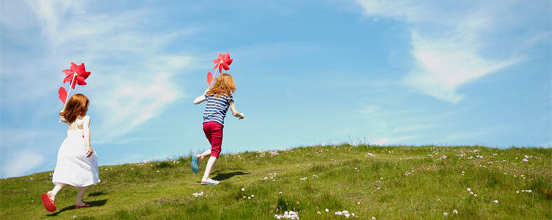 摄图网_501443060_绿色草坪上拿着风车奔跑的两个小女孩（企业）_副本.jpg